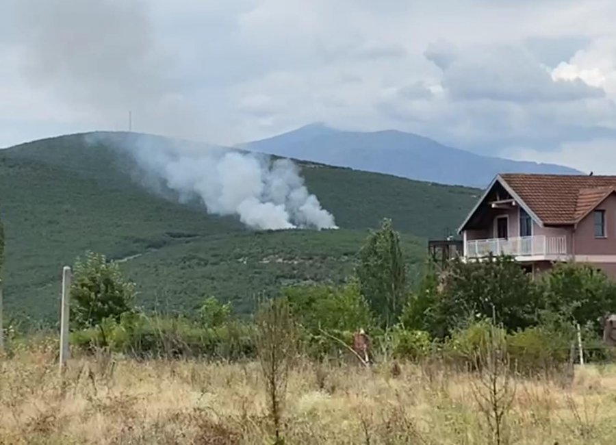 Vijon aktive vatra e zjarrit në venddepozitimin e mbetjeve në Kukës, rrezikohet masivi me dushqe