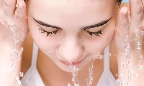 Larja e fytyrës më ujë të ftohtë: Efekte mahnitëse në lëkurën tonë!