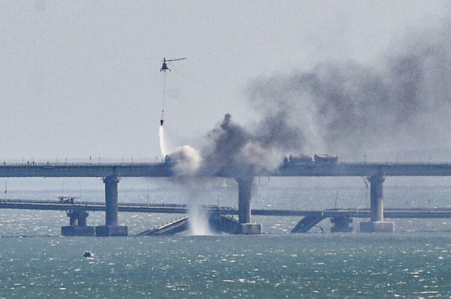 VIDEO/ Re tymi pranë urës së Krimesë! Dëgjohen shpërthime në gadishull 