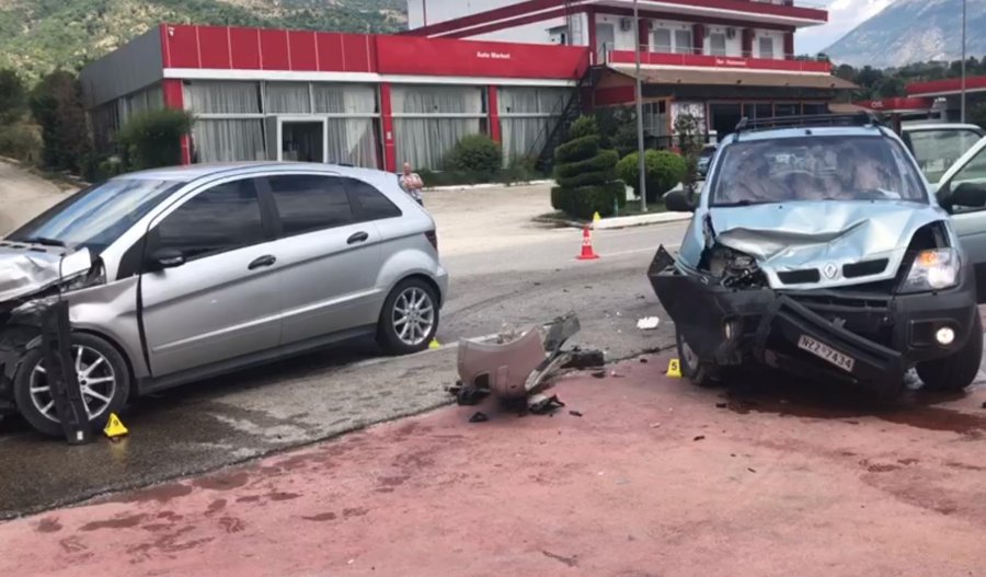 VIDEO/ Përplasja e dy makinave në Gjirokastër shkakton 4 të plagosur
