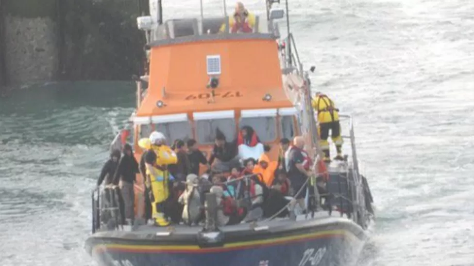 Vazhdojnë kërkimet në Kanalin Anglez për 10 emigrantë të zhdukur pas mbytjes së varkës