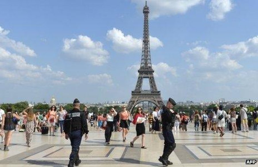 Alarm për bombë/ Evakuohet zona përreth Kullës Eifel dhe tre kate të saj