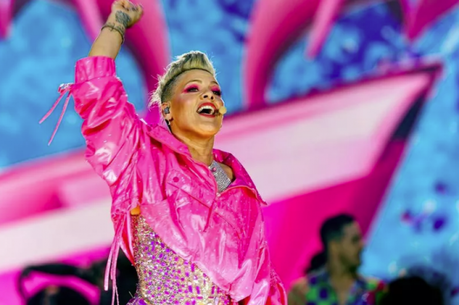 Pink-ut i ndodh e papritura gjatë koncertit në Boston, këngëtarja ndërpret performancën