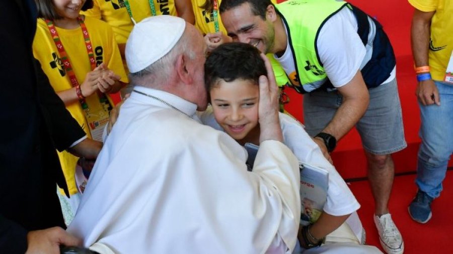 'Hapa sytë dhe pashë qartë': Takimi i Papës në Lisbonë, a thua ndodhi mrekullia e parë?!