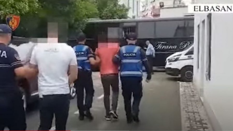 EMRAT/ Shisnin drogë në qytet, arrestohen 2 persona në Elbasan