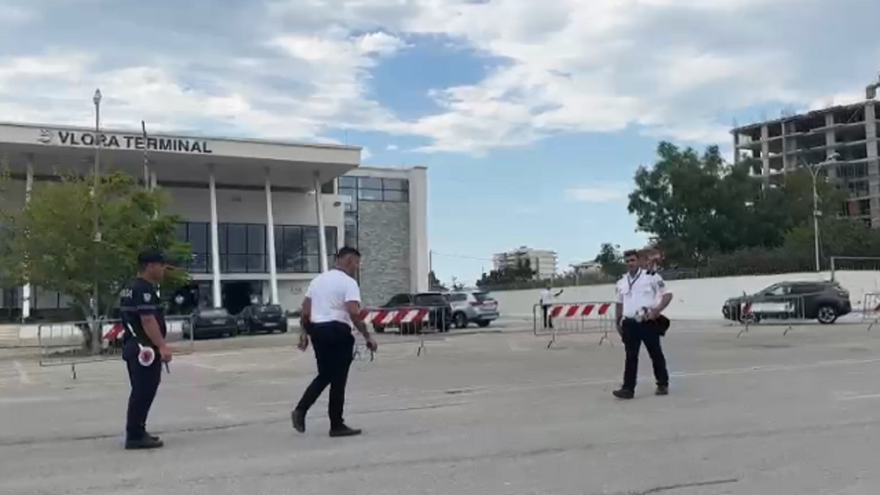 Masa të shtuara të policisë dhe konsullatës italiane në portin e Vlorës në pritje të Melonit, ja kush e shoqëron