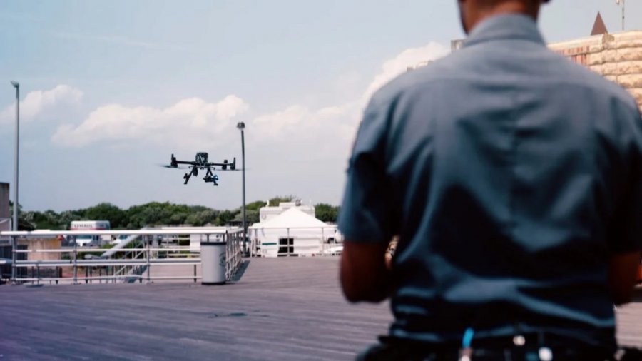Policia amerikane përdor dronë për të rritur sigurinë e pushuesve në plazhe