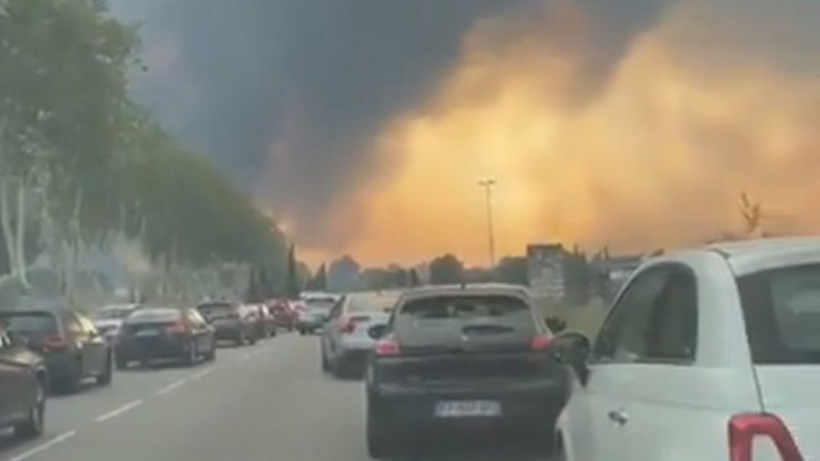 Zjarr i madh në jug të Francës, evakuohen kampet me shumë turistë