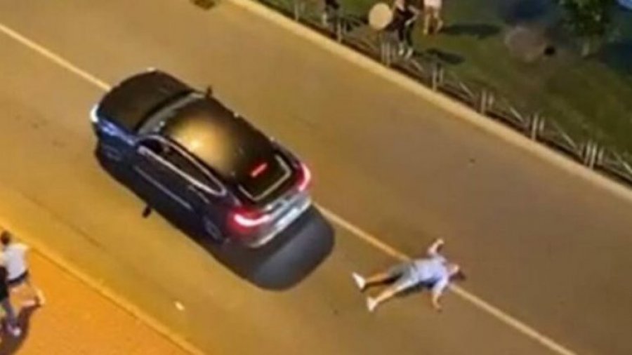 VIDEO/ Përleshje mes disa të rinjve në qendër të Budvas, pas sherrit makina shtyp njërin prej tyre 