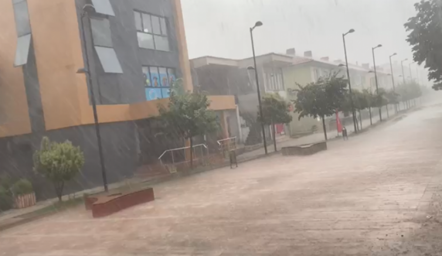 Shi e breshër i fortë, përmbyten rrugët e qytetit të Bulqizës, probleme për lëvizjen e qytetarëve