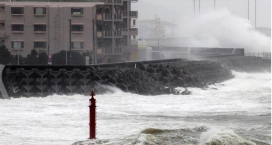 Tajfuni Lan godet Japoninë, evakuohen 240 mijë persona