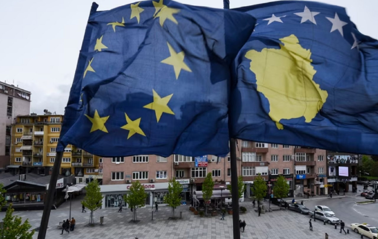 Analistët: Heqja e masave ndëshkuese të BE ndaj Kosovës nuk duhet të bllokohet