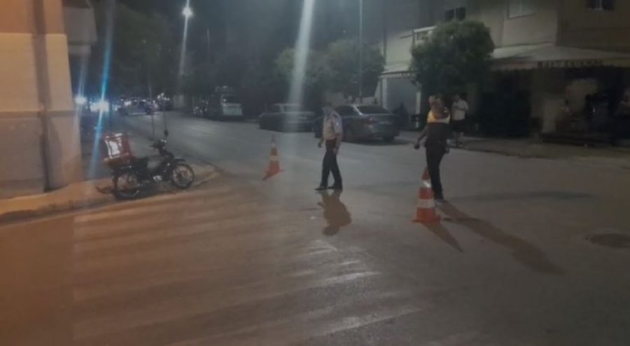 Përplaset me bordurën e rrugës dhe humb kontrollin, plagoset rëndë motoristi në Berat
