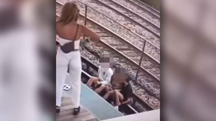 VIDEO e frikshme, u ulën në shinat e trenit për të bërë selfie, 3 të rinjtë ‘goditen’ nga rryma 600 volt
