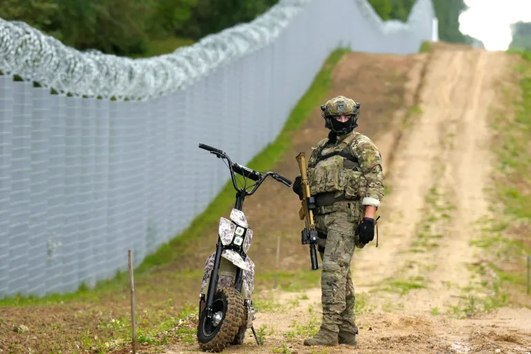 Letonia dërgon ushtarë për të rritur sigurinë në kufirin me Bjellorusinë