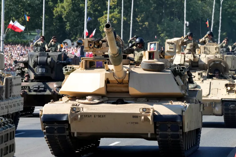 Polonia mban paradën e madhe ushtarake ndërsa lufta është ndezur në Ukrainën fqinje