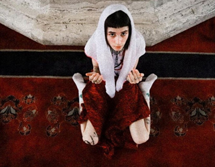 Set fotografik me barkun jashtë në xhaminë e Ankarasë, arrestohet modelja në Turqi
