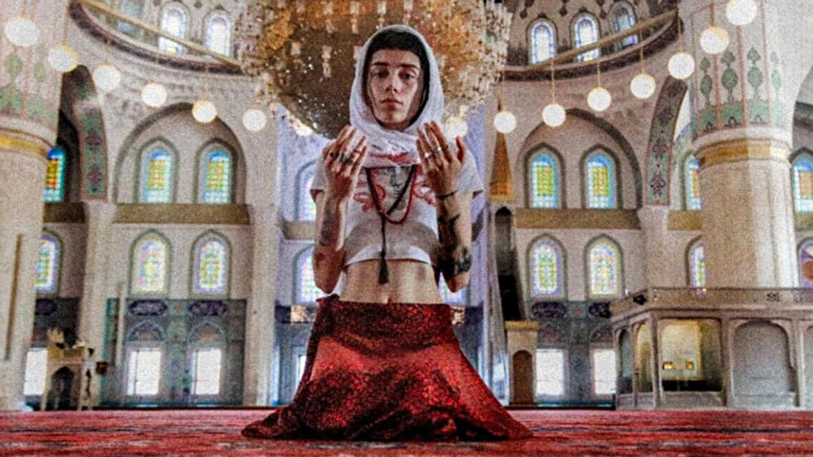 Turqi/ Reagime të forta për modelen që u fotografua me barkun jashtë në xhaminë më të madhe në Ankara