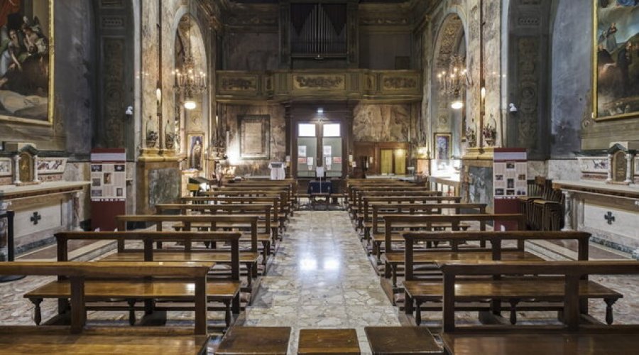 Itali/ Kishat gjithnjë e më shumë bosh, besimtarët në nivelin më të ulët të të gjitha kohërave