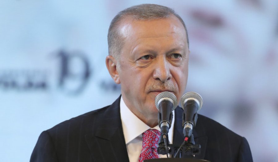 Mashtroi zyrtarë e biznesmenë duke imituar zërin e Erdoganit, arrestohet një burrë në Turqi