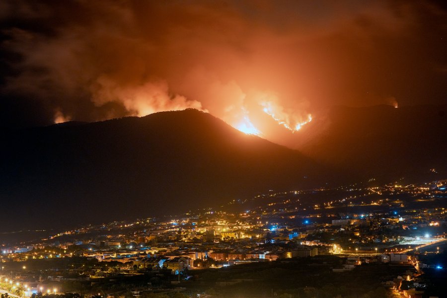 Zjarret 'jashtë kontrollit' në Tenerife: Çfarë duhet të dinë udhëtarët
