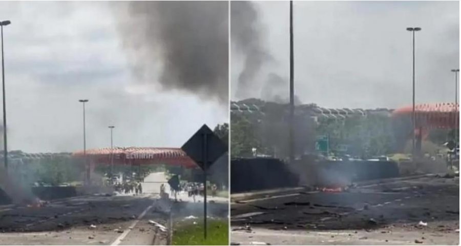 Malajzi/ Avioni rrëzohet në autostradë dhe shpërthen gjatë përplasjes, raportohet për viktima  