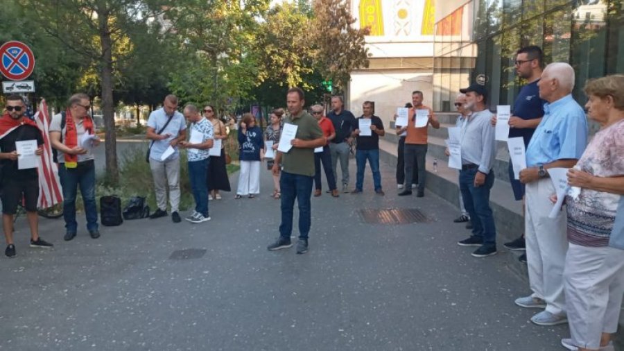 ‘Ju burgosi Shqipëria’, sërish protestë para Ministrisë së Drejtësisë, qytetarët kundërshtojnë ekstradimin e ish-luftëtarit të UÇK-së