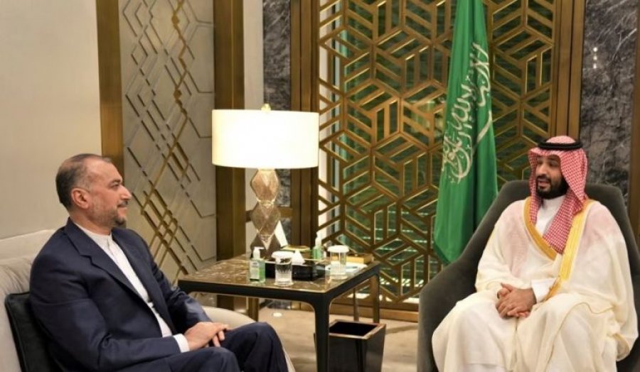 Përmirësimi i raporteve, kryediplomati iranian takohet me udhëheqësin saudit