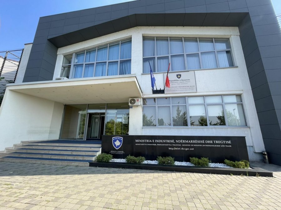 Kosovë, arrestohen dy zyrtarë të Ministrisë së Industrisë për aferën e rezervave shtetërore
