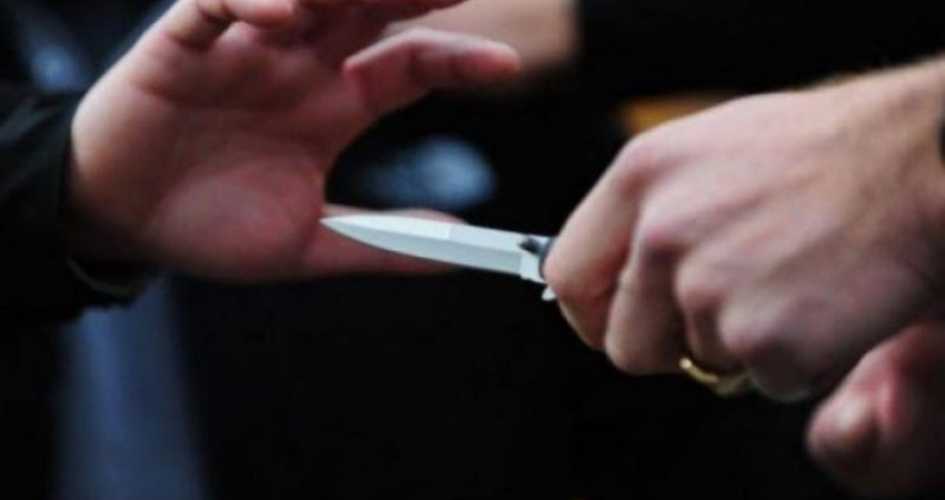 Theren dy persona me thikë në Prishtinë, një person i arrestuar