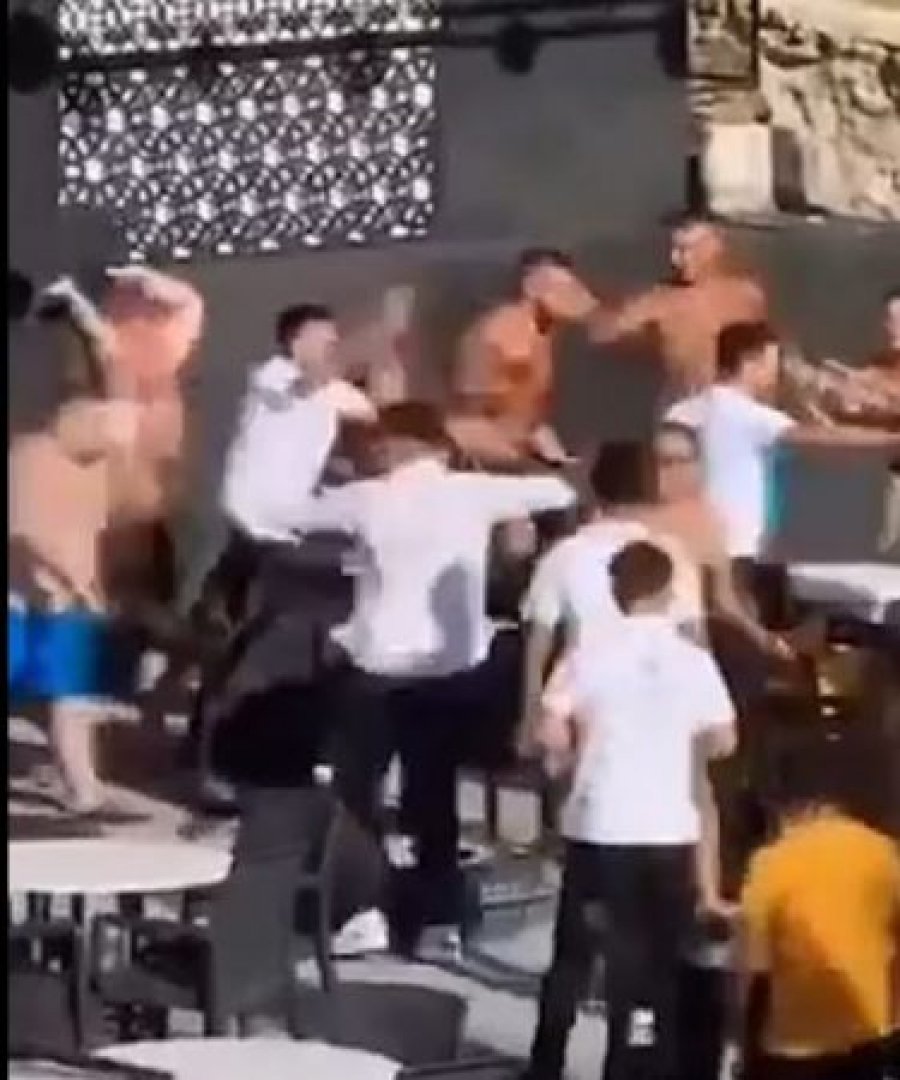 Sherr masiv mes stafit dhe turistëve në një hotel në Turqi, godasin njëri-tjetrin me karrige 