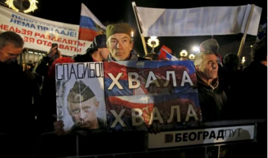 'Rusët dhe serbët vëllezër përgjithmonë'/ Në Moskë ngrihen flamuj të Serbisë dhe shfaqen mesazhe luftënxitëse                 