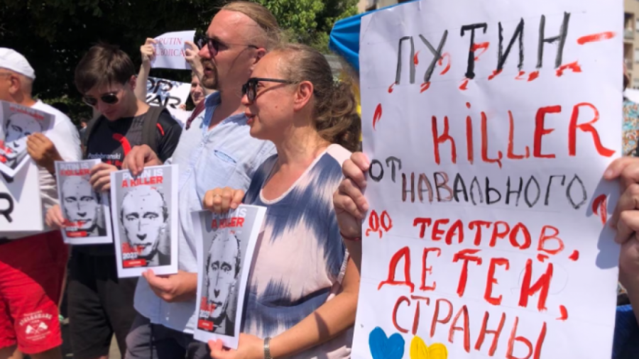 ‘Putini është vrasës’/ Protestë në Podgoricë kundër presidentit rus
