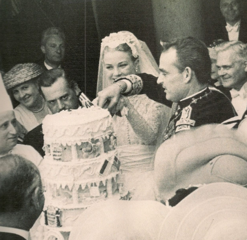 Torta e dasmës më e shtrenjtë në histori, nga brenda saj dolën edhe  dy...