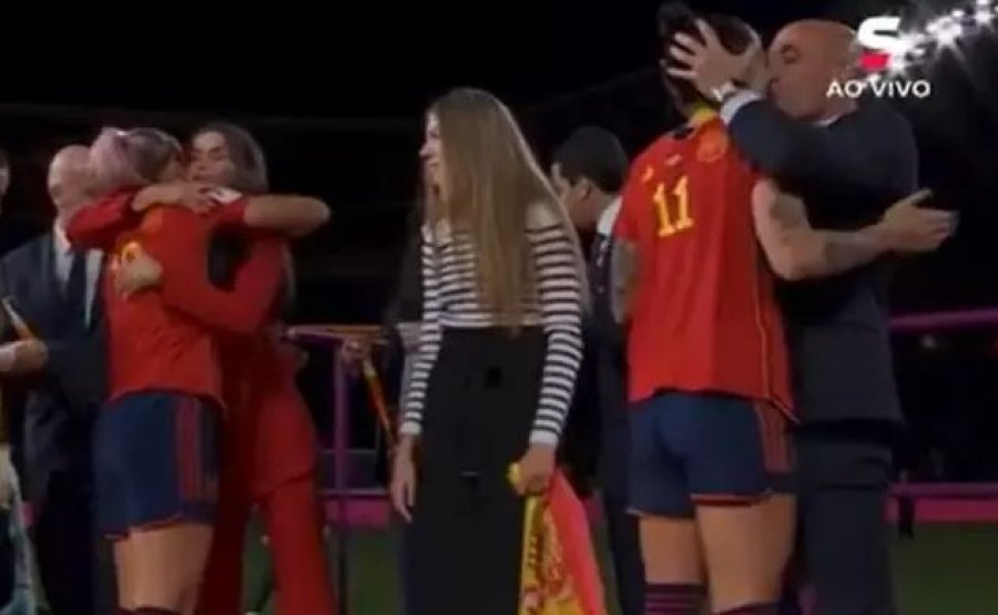 VIDEO/ Skandali i Presidentit të Futbollit të Spanjës, puth në buzë futbollisten pas fitores së Botërorit
