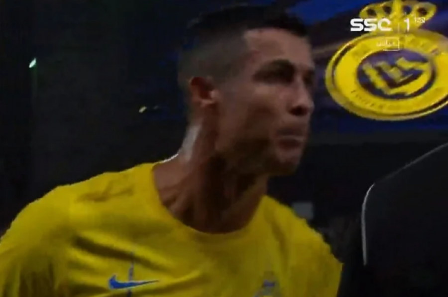 Ronaldo tërbohet me arbitrin kinez, shau dhe e largoi tifozin me inat 