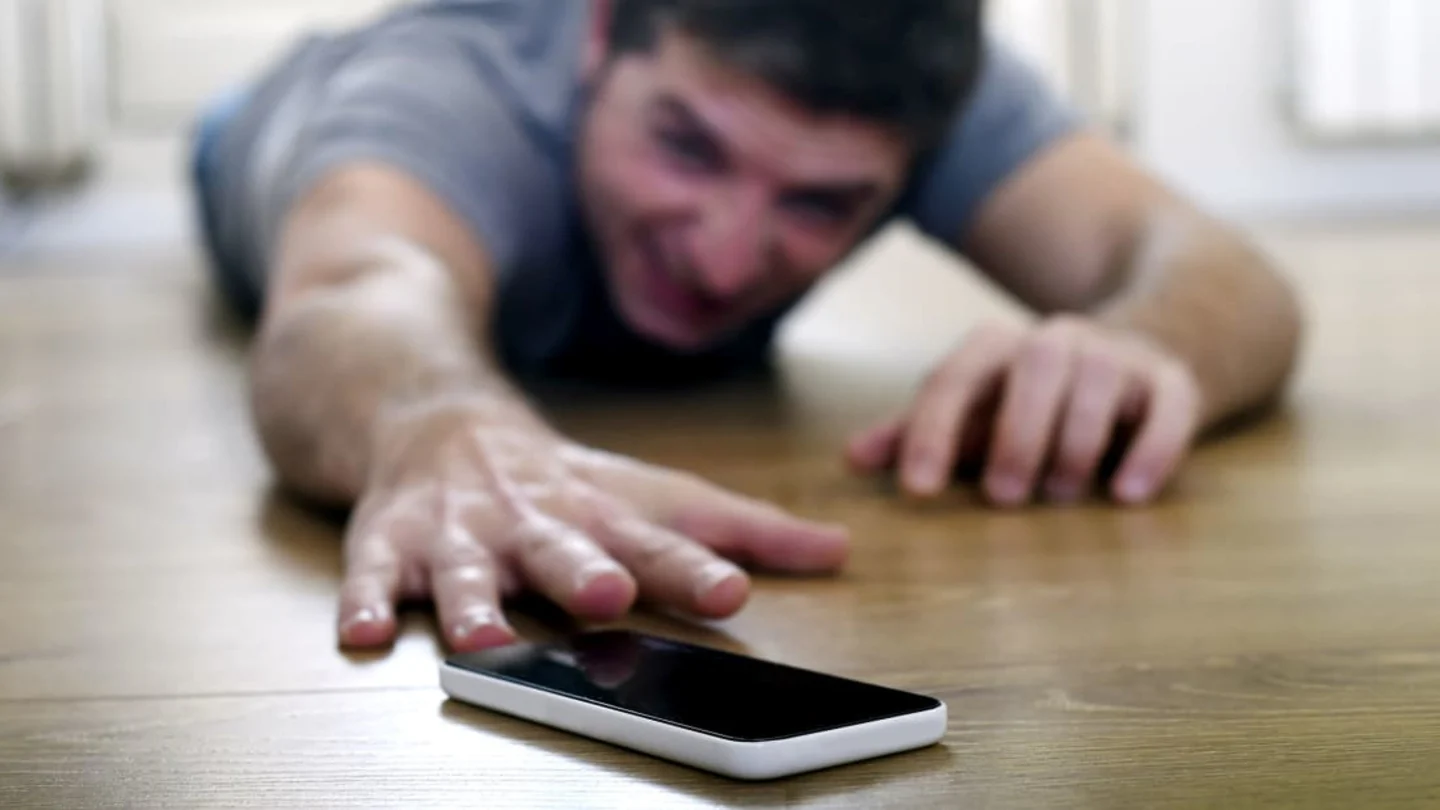 Nomophobia: Frika për të qëndruar larg telefonit! Ja shenjat që tregojnë rrezik