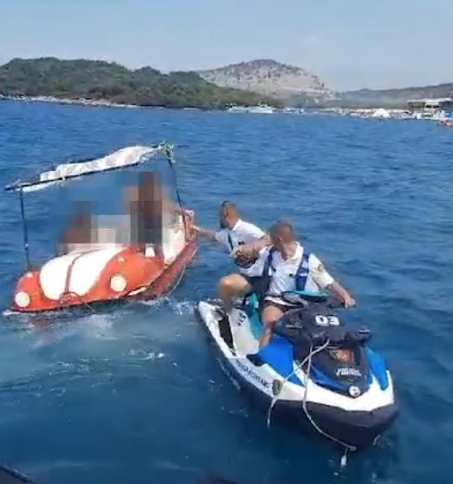 VIDEO/ Ksamil, mbeten në det me pedalon 4 të rinj, i nxjerr policia në breg