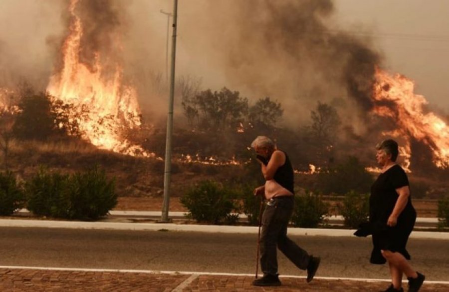 Tërhiqet Greqia, pranon ndihmën e Shqipërisë për shuarjen e zjarreve