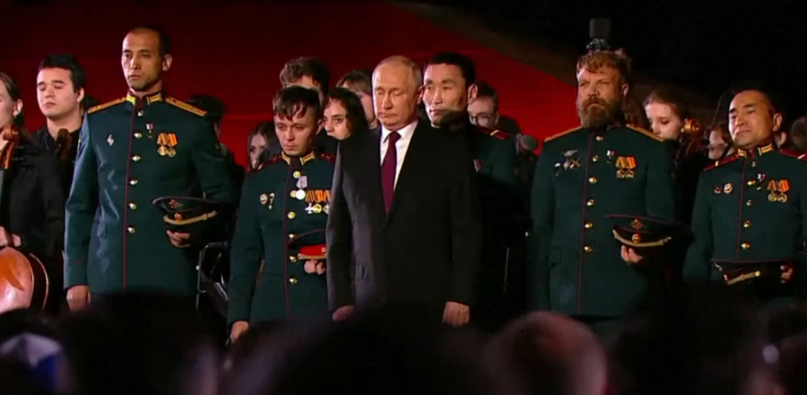 Kreu i Vagner 'bie' nga avioni, Putin në koncert
