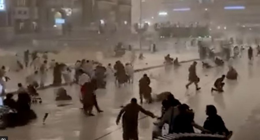 VIDEO-E rrallë/ Arabia Saudite përfshihet nga stuhia shi dhe erë