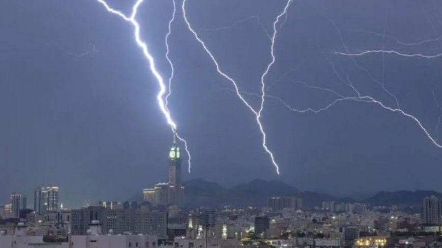 Kulla e Sahatit e famshme në Mekë u godit nga rrufeja, pamjet bëhen virale