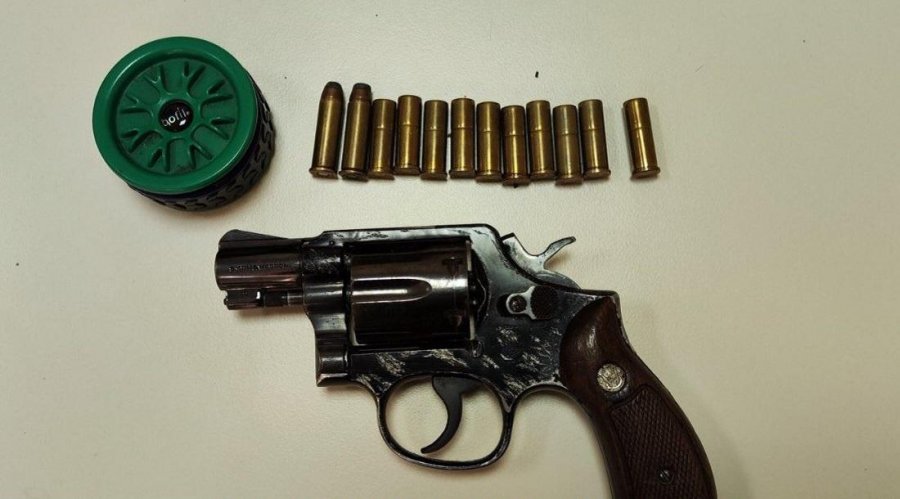 FOTO/ Arma që iu gjet një të riu shqiptar në Prevezë