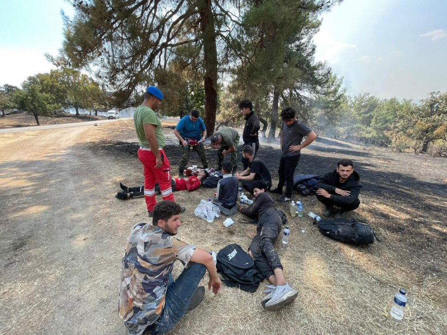 FOTO/ Zjarrfikësit shqiptarë shpëtojnë 9 emigrantë irakianë që humbën rrugëve mes flakëve në Greqi 