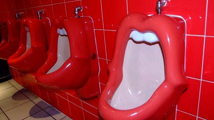 Me formën e gojës së gruas, tualetet diskriminuese në palestrën italiane