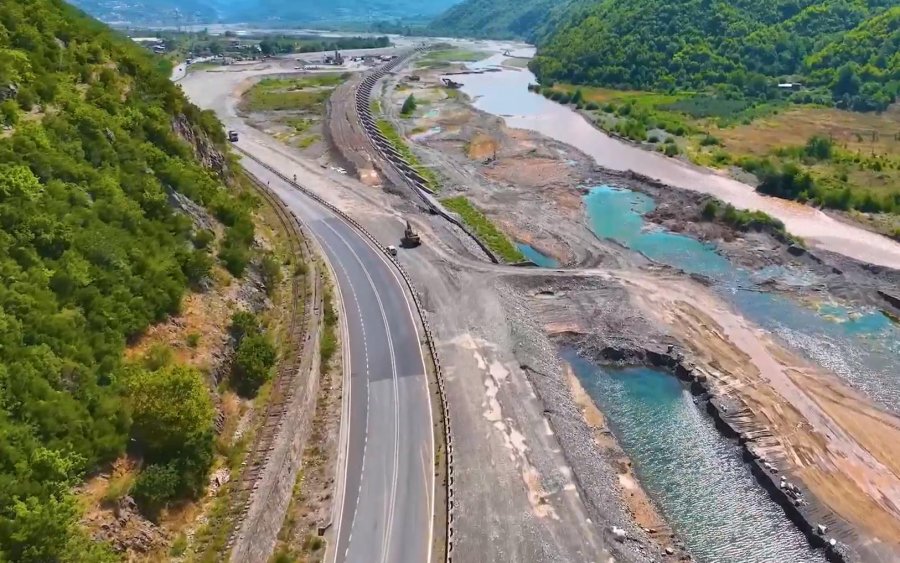 Korridori VIII: Qeveria ndryshon projektin, shton tunel 3 km pas negociatave me Maqedoninë e Veriut
