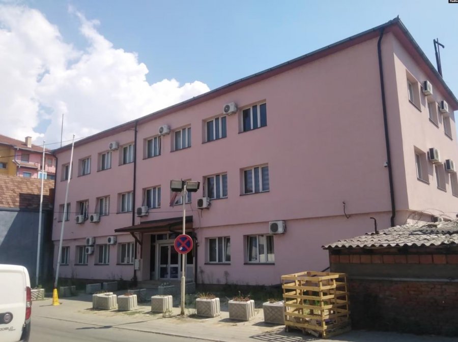 Sot afati për lirimin e godinës në Mitrovicën e Veriut nga strukturat paralele serbe