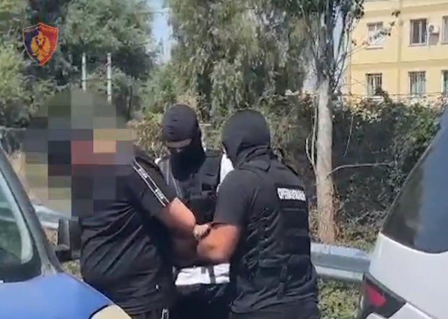 VIDEO/ Interpoli e zbulon në Durrës, anëtarin e një organizate kriminale - pamjet e arrestimit