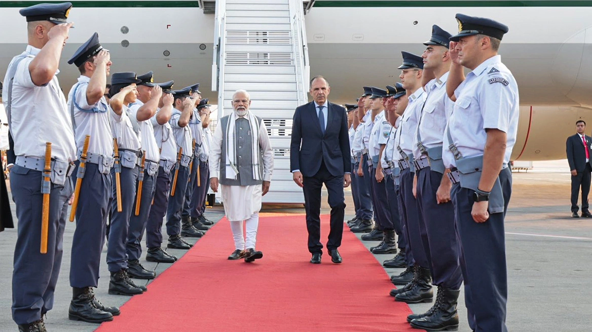 Kryeministri i Indisë mbërrin në Athinë, mirëpritje e ngrohtë nga bashkatdhetarët e tij