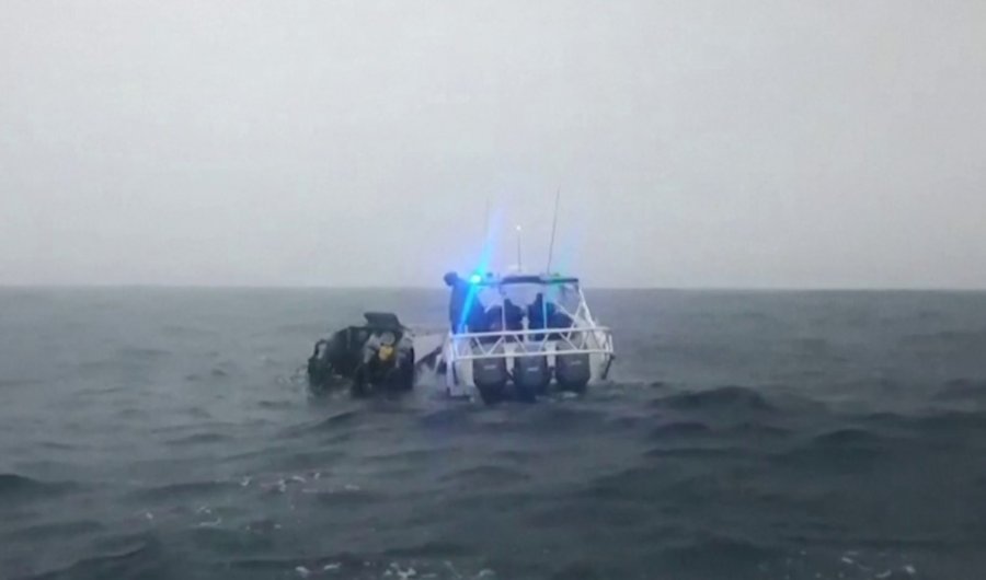Policia kap nëndetësen me 2.4 tonë kokainë në mes të detit